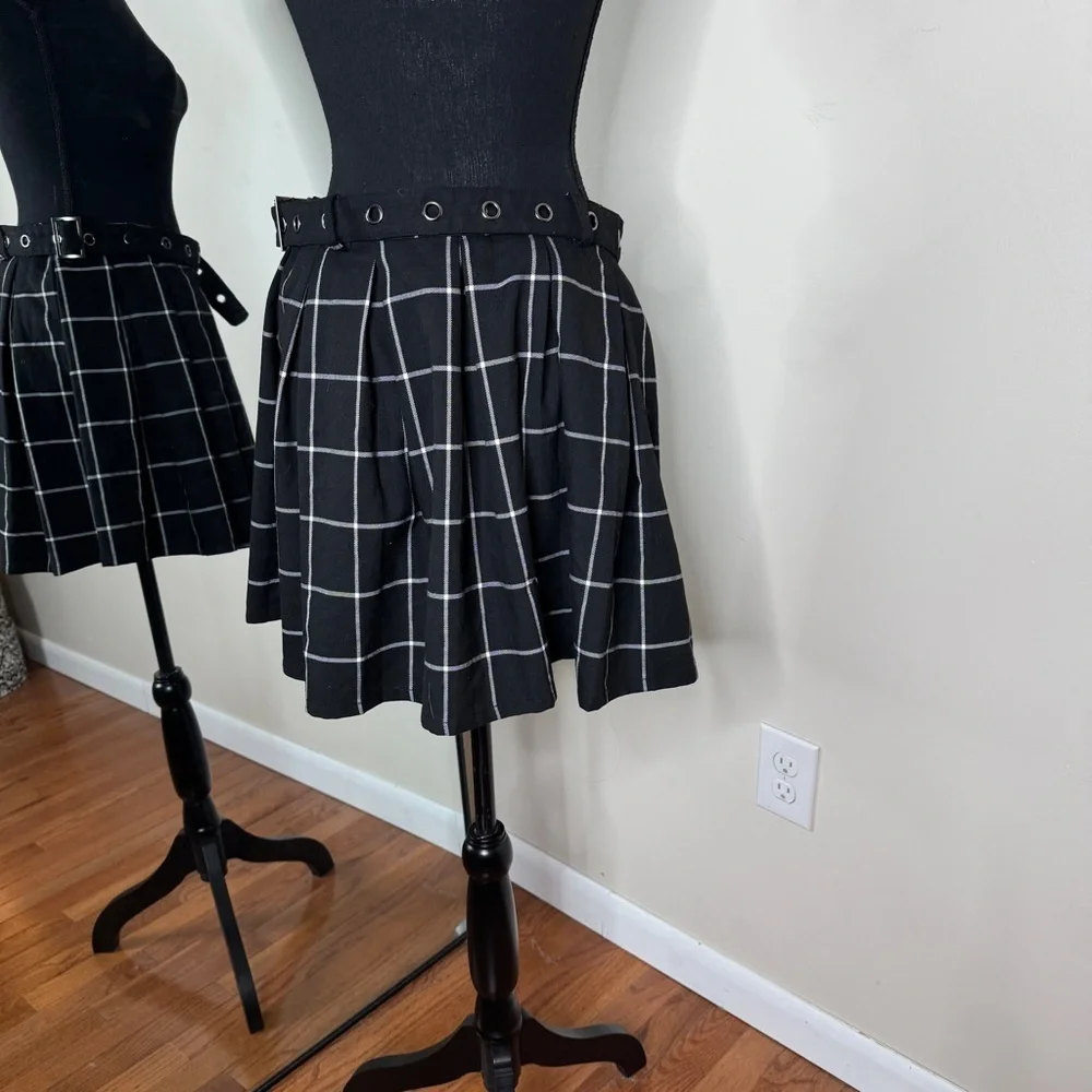 Hot Topic Y2K Plaid Skater Mini Grommet Pleated Mini Skirt Black White Size L
